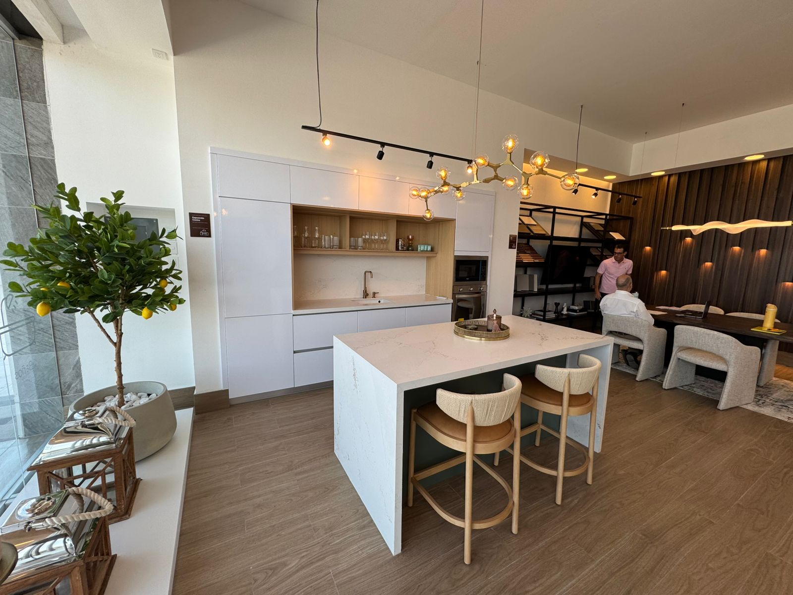 Concepto abierto iluminado y acogedor